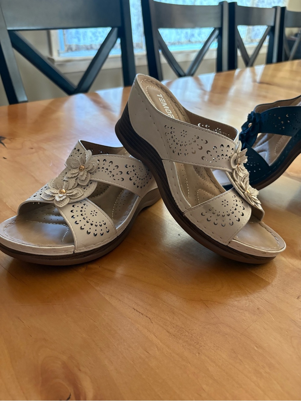 Temofon Women's Floral Slide Sandals — White and Navy - Picture 6 of 7